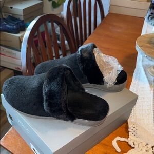 Vionic Black Faux Fur Slippers